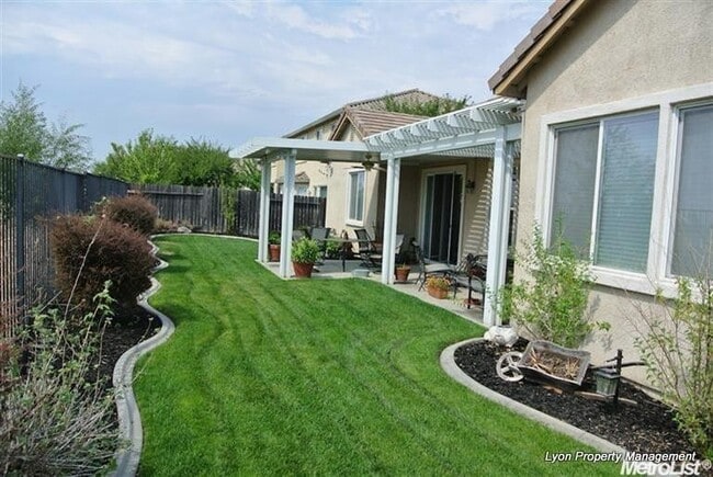 Building Photo - Welcome Home To This Well Maintained Immaculate Westlake Gated Community HOME!