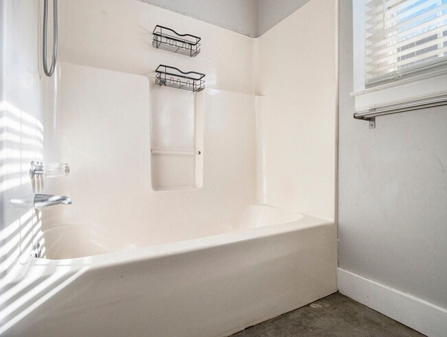 Building Photo - 3 bdrm, 1 bath in Grant Park