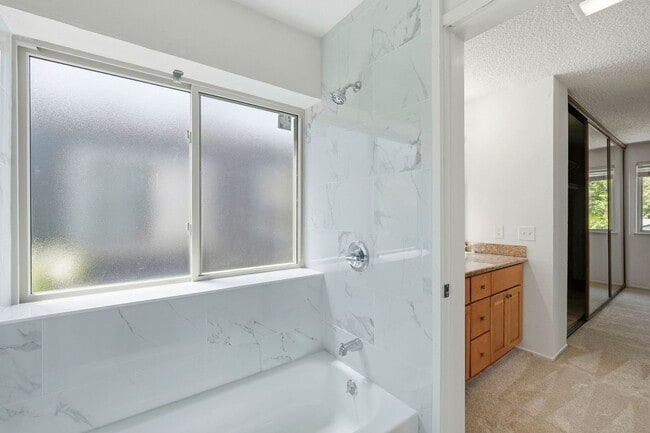 Building Photo - Luxury  2 bedroom Townhome in Great Location