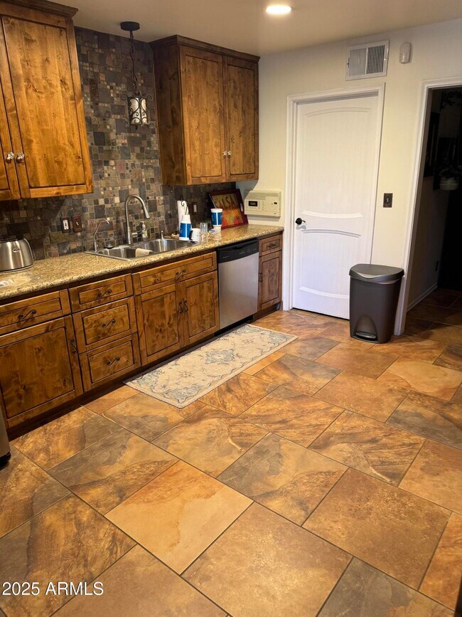 Building Photo - 1009 N Villa Nueva Dr