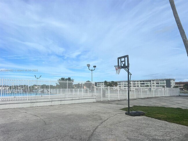 Building Photo - 1351 NE Miami Gardens Dr