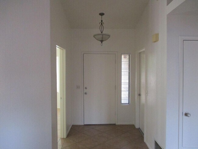 Building Photo - 2 Bedroom, 2 Bath