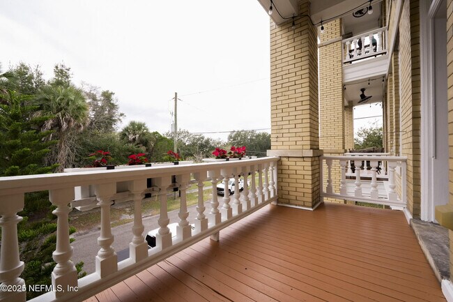 Building Photo - 115 W 2nd St