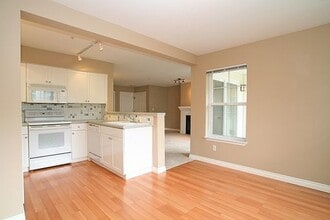 Building Photo - AVAILABLE NOW, Charming Issaquah Condo wit...