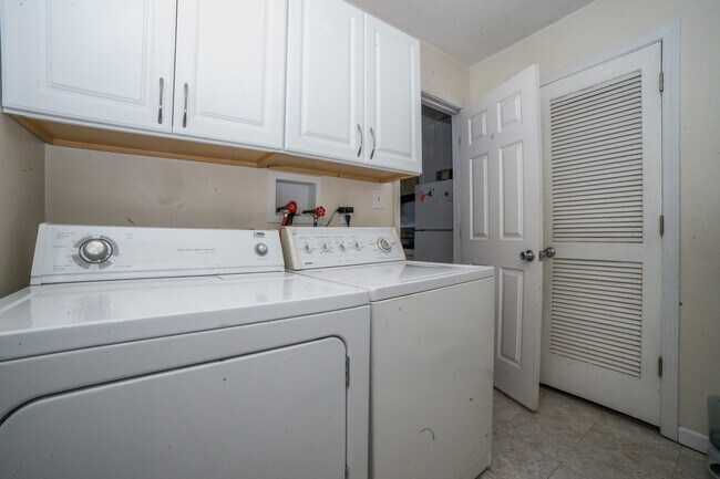 Building Photo - Lovely 3bed House off West Boulevard!!