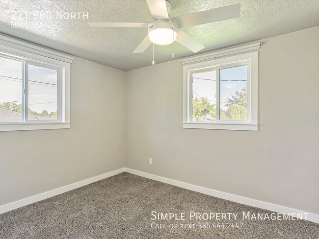 Building Photo - 211 900 N