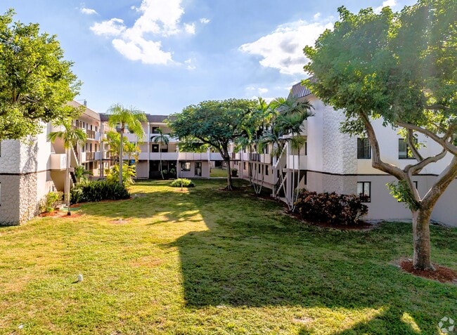 Building Photo - Banyan Club