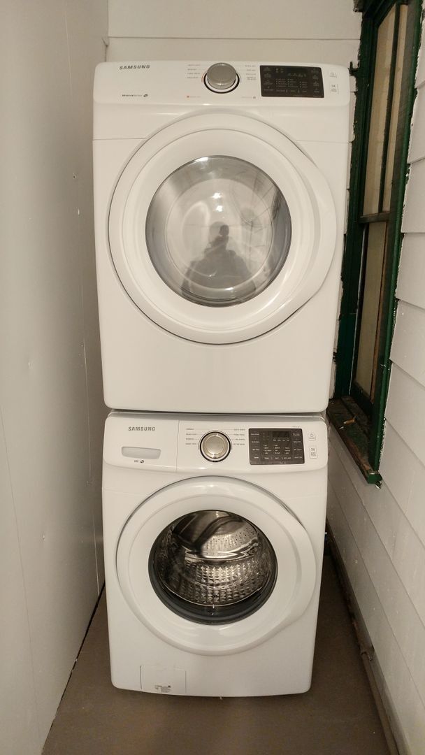 Building Photo - Large 3 bedroom, 2 bathroom freshly renovated house with stainless steel appliances!!