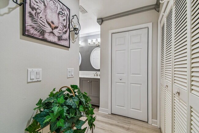 Building Photo - "Charming 3-Bed, 2-Bath Oasis at 1011a Sou...