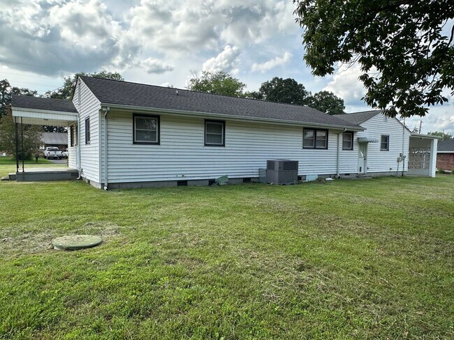 Building Photo - IMMACULATE ONE LEVEL HOME AVAILABLE IN SUR...