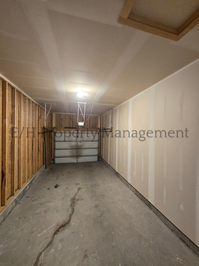 Building Photo - 2220 E Village Estates Dr