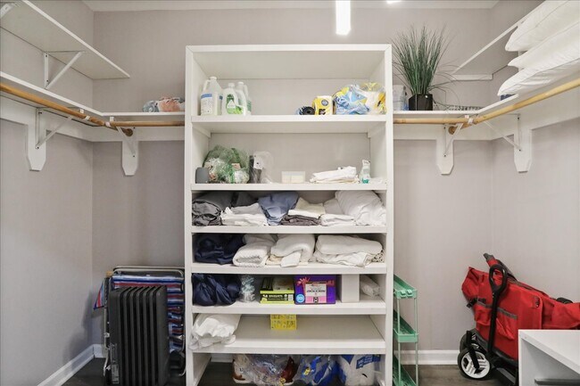 Building Photo - 13715 Dixie Dr