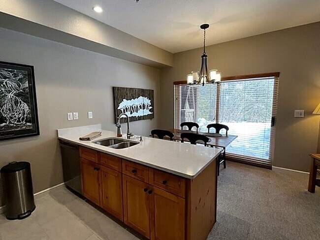 Building Photo - Winter Seasonal Rental- Seasons #1837