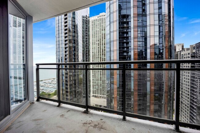 Building Photo - 450 E Waterside Dr