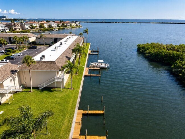 Building Photo - 8804 Bay Pointe Dr