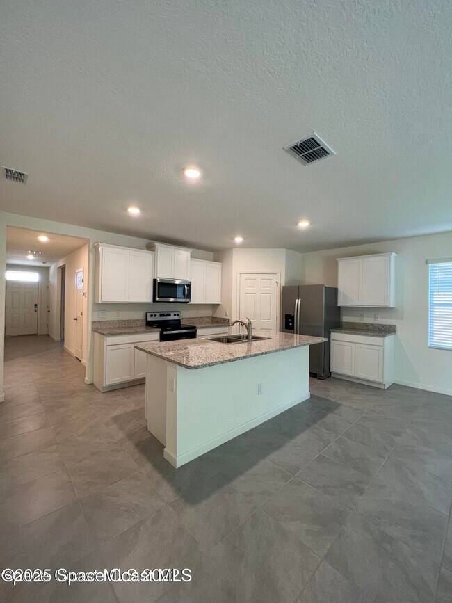 Building Photo - 7459 Tourmaline Dr