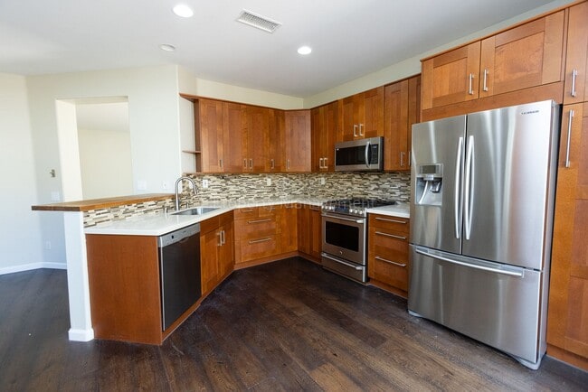 Building Photo - Beautiful home in Sunset Glen with 4 bedrooms 2.5 bath, 1726 Sq Ft available NOW