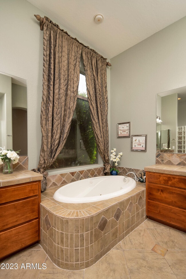 Building Photo - 7895 E Softwind Dr