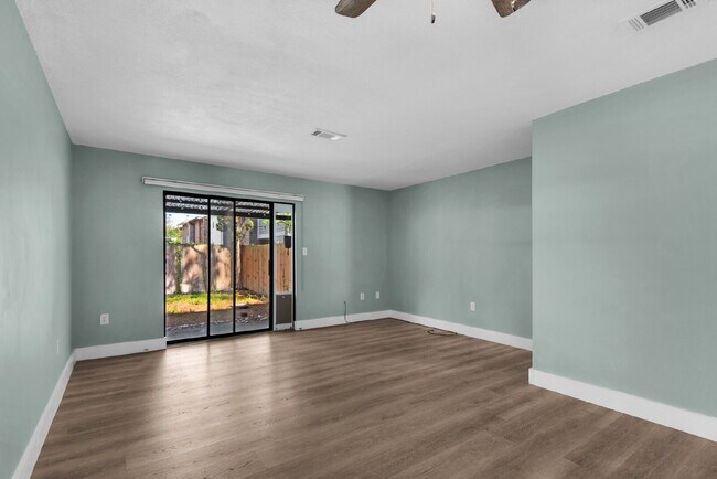 Building Photo - "Charming 2-Bed Townhouse Retreat in Fort ...