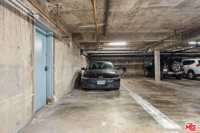 Building Photo - 833 5th St