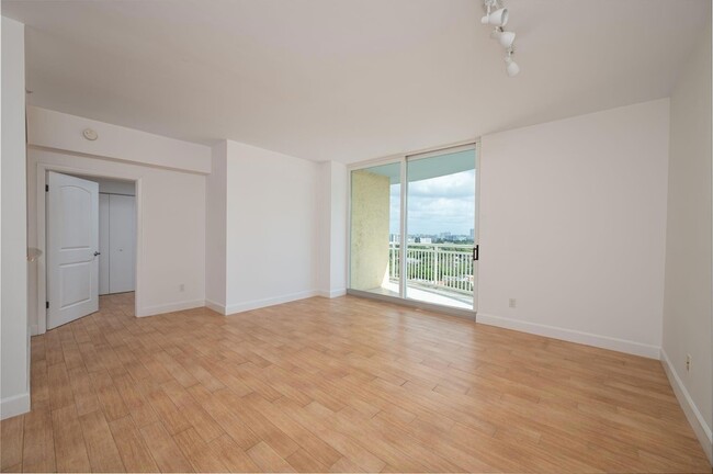 Building Photo - 2475 Brickell Ave