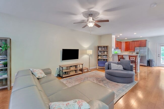 Building Photo - 151 Longwood Dr