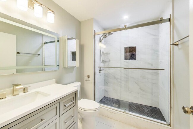 Building Photo - Beautiful 1 bedroom + 1 Ba + Garage space ...