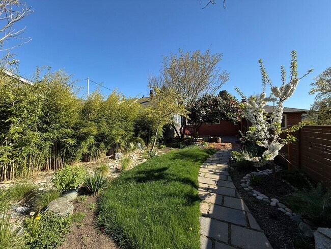 Building Photo - Stunning 4 Bed 4 Bath Home Steps from Golden Gardens in Ballard with MIL Suite
