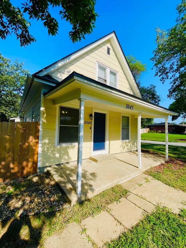 Building Photo - New Appliances + HUGE Fenced Backyard
