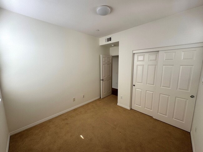 Building Photo - Riverpark Townhome