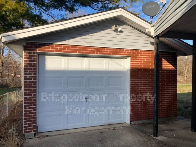 Building Photo - 217 Whispering Dr