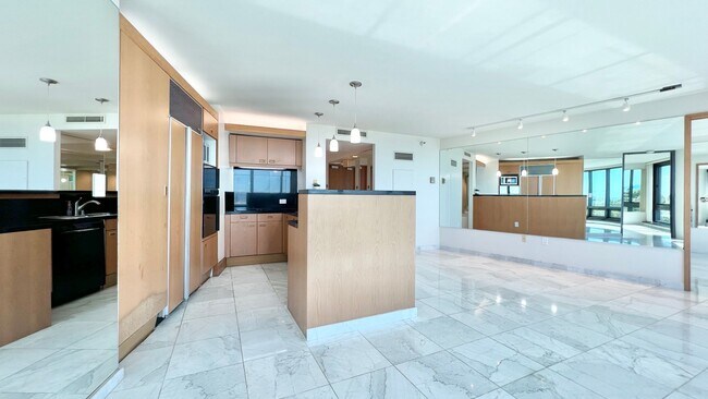 Building Photo - 2-BED/2-BATH AVAILABLE AT NAURU TOWER near...