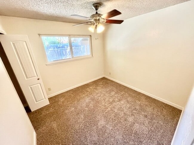 Building Photo - **Pre-Leasing for Summer 2026** Nice home with private front yard