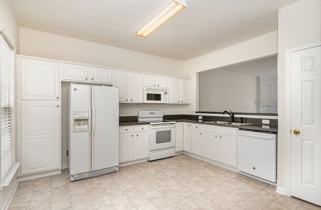 Building Photo - Spacious Townhome in Vibrant Breckenridge ...