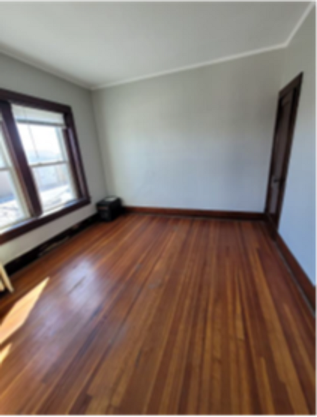 Building Photo - 211 N Maple St