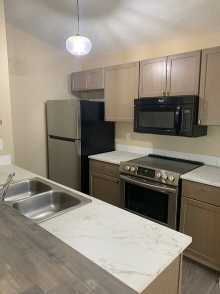 Building Photo - 4240 Village Parkway Cir E