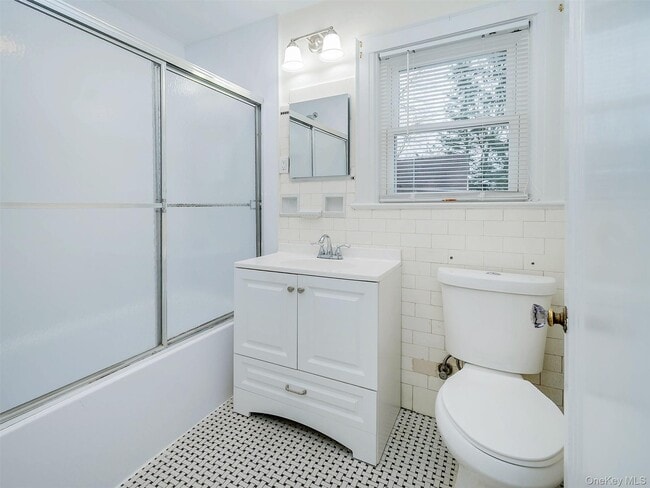 Building Photo - 118 McLoughlin St