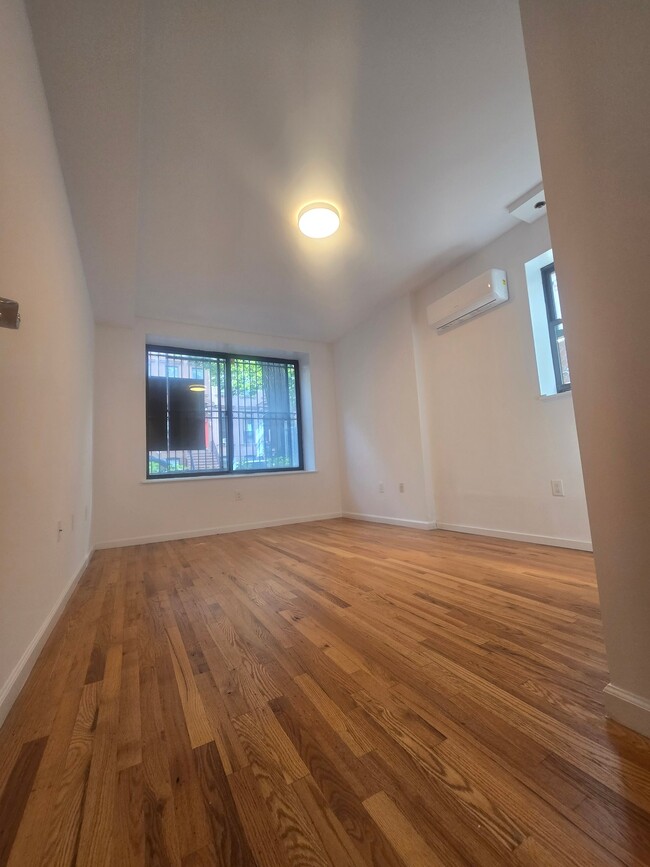 Building Photo - 5 W 127th St