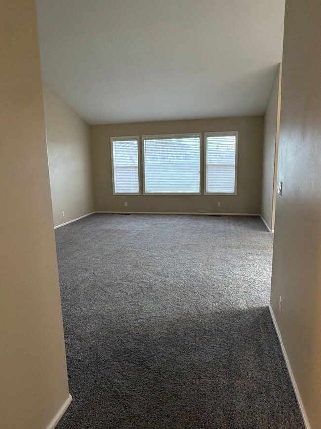 Building Photo - Check out this lovely 3-bedroom, 2-bath ho...