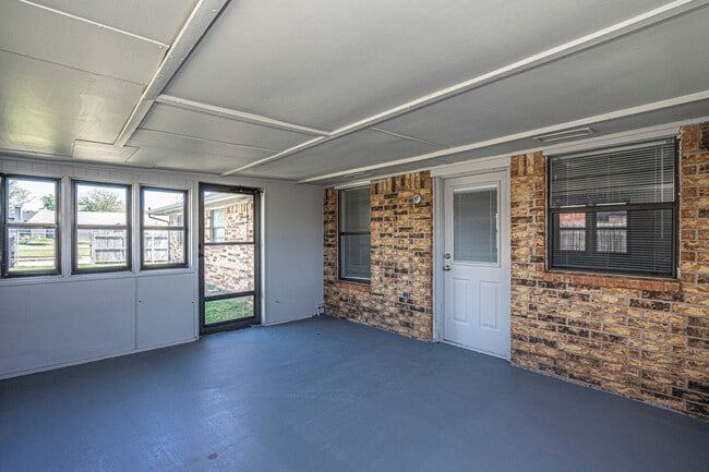 Building Photo - Corner-Lot 3Bedroom Charmer in Yukon with Fireplace & Enclosed Patio!