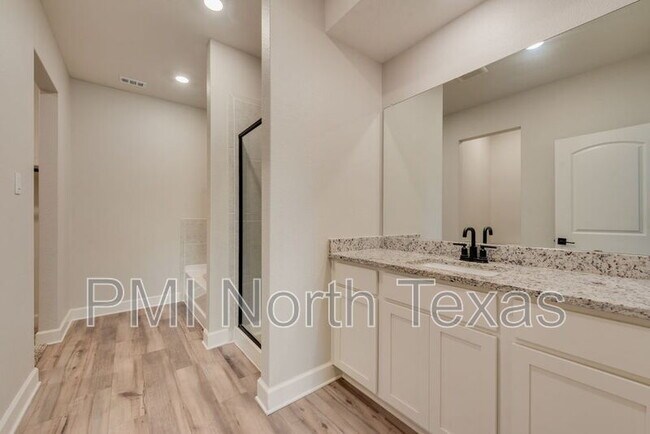 Building Photo - 804 Calhoun Dr