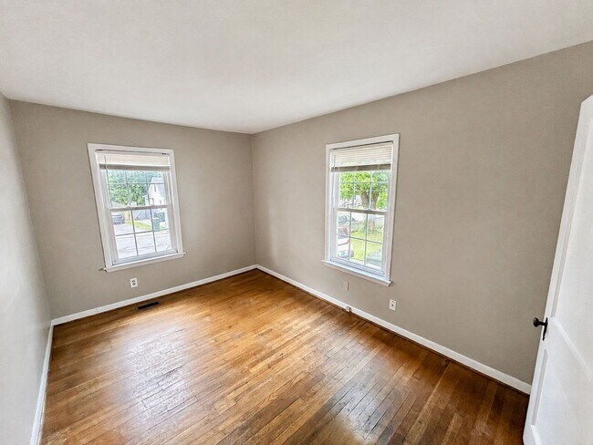Building Photo - 627 Golfview Dr