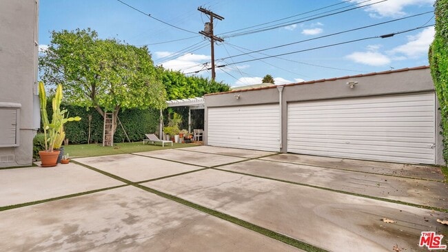 Building Photo - 434 N Genesee Ave