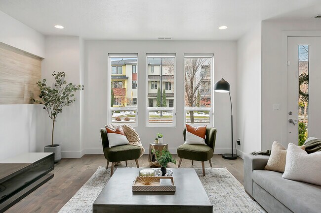 Building Photo - 3714 E Parkcenter Blvd