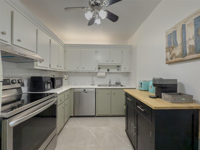 Building Photo - 250 NE 181st St