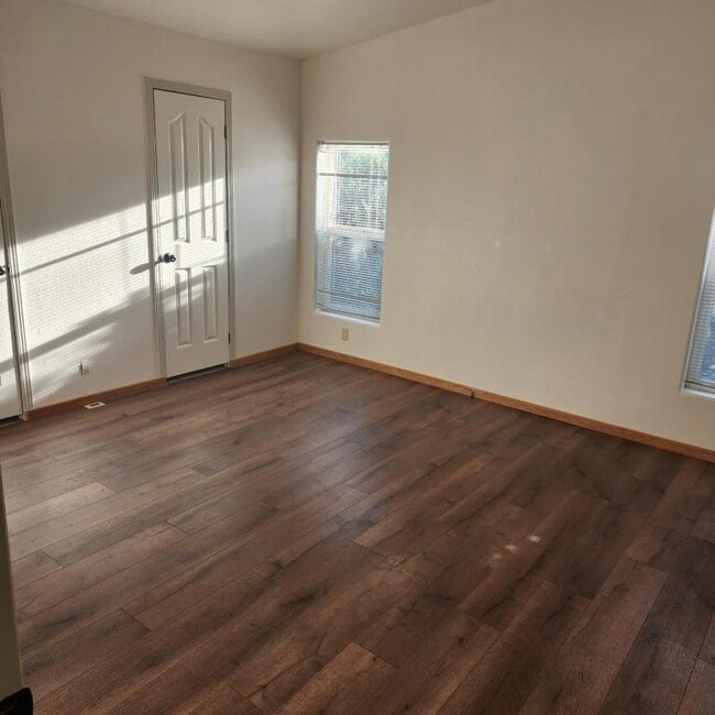 Building Photo - 1015 Doneen Ln