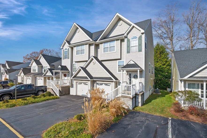 Building Photo - 17293 Queen Anne Way