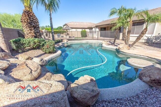 Building Photo - 661 E Julian Dr