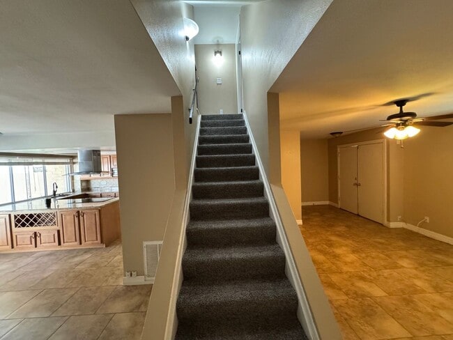 Building Photo - 3 Bedroom - 2  Bedroom - 1656 Sq. Ft - Cas...