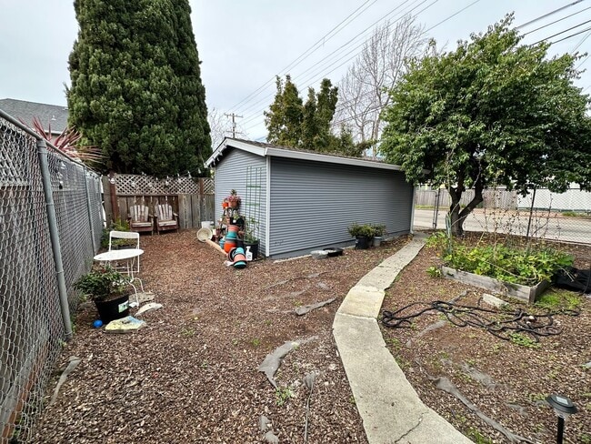 Building Photo - Charming corner lot with great natural light